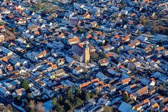 Kath. Kirche St. Leodegar im Winter bei Schnee in Steinfeld im Bundesland Rheinland-Pfalz, Deutschland