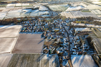 Im Winter bei Schnee von Norden im Ortsteil Kleinsteinfeld in Niederotterbach im Bundesland Rheinland-Pfalz, Deutschland