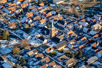 Pfarrkirche St. Leo im Winter bei Schnee im Ortsteil Schaidt in Wörth am Rhein im Bundesland Rheinland-Pfalz, Deutschland