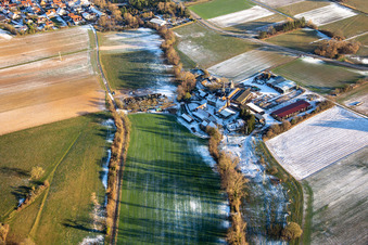 Luftaufnahme von Holzwerk ORTH in der Schaidter Mühle im Winter bei Schnee in Wörth am Rhein im Bundesland Rheinland-Pfalz, Deutschland