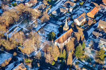 Wolfgangskirche und Friedhof im Winter bei Schnee in Freckenfeld im Bundesland Rheinland-Pfalz, Deutschland