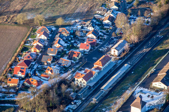 Bahnhof Winden und Neubaugebiet Am bhf im Bundesland Rheinland-Pfalz, Deutschland