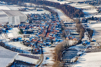 Klingen von Osten bei Winter im Schnee in Heuchelheim-Klingen im Bundesland Rheinland-Pfalz, Deutschland