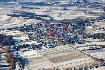 Heuchelheim von Osten bei Winter im Schnee in Heuchelheim-Klingen im Bundesland Rheinland-Pfalz, Deutschland