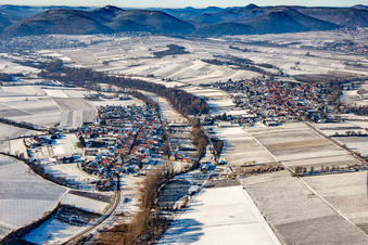 Luftbild von Klingen von Osten bei Winter im Schnee in Heuchelheim-Klingen im Bundesland Rheinland-Pfalz, Deutschland