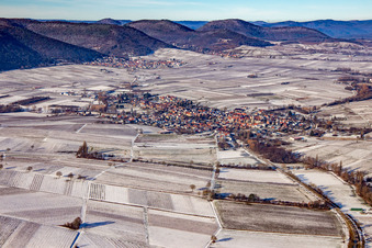 Göcklingen von Südosten bei Winter im Schnee im Bundesland Rheinland-Pfalz, Deutschland