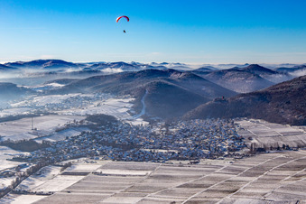 Luftbild von Klingenmünster von Osten bei Winter im Schnee mit Gleitschirm im Bundesland Rheinland-Pfalz, Deutschland