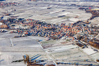 Göcklingen von Süden bei Winter im Schnee im Bundesland Rheinland-Pfalz, Deutschland