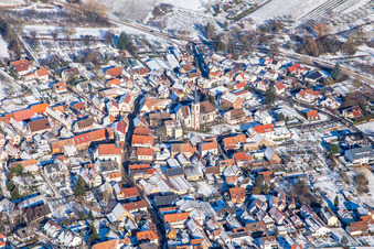 Laurentiuskirche von Süden bei Winter im Schnee in Göcklingen im Bundesland Rheinland-Pfalz, Deutschland
