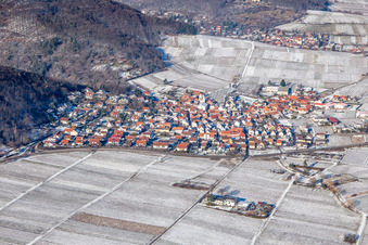 Eschbach von Süden bei Winter im Schnee im Bundesland Rheinland-Pfalz, Deutschland