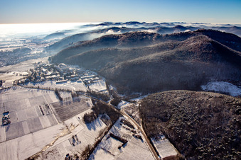 Haardtrand im Winter bei Schnee in Klingenmünster im Bundesland Rheinland-Pfalz, Deutschland