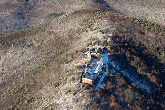 Runie Madenburg im Winter bei Schnee in Eschbach im Bundesland Rheinland-Pfalz, Deutschland