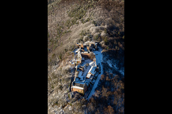 Luftbild von Runie Madenburg im Winter bei Schnee in Eschbach im Bundesland Rheinland-Pfalz, Deutschland