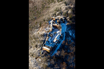 Luftaufnahme von Runie Madenburg im Winter bei Schnee in Eschbach im Bundesland Rheinland-Pfalz, Deutschland