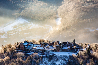 Schrägluftbild von Runie Madenburg im Winter bei Schnee in Eschbach im Bundesland Rheinland-Pfalz, Deutschland