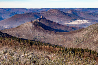 Burg Trifels, Burgruinen Anebos und Scharfenberg aus Südosten im Winter bei Schnee in Leinsweiler im Bundesland Rheinland-Pfalz, Deutschland