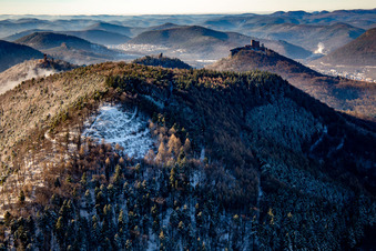Burg Trifels, Burgruinen Anebos und Scharfenberg hinter dem Gleitschirmstartplatz Förlenberg im Winter bei Schnee in Leinsweiler im Bundesland Rheinland-Pfalz, Deutschland