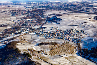 Weinlage Keschdebusch aus Westen im Winter bei Schnee in Birkweiler im Bundesland Rheinland-Pfalz, Deutschland