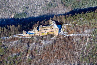Luftaufnahme von Burgruine Neuscharfeneck aus Süden im Winter bei Schnee in Flemlingen im Bundesland Rheinland-Pfalz, Deutschland