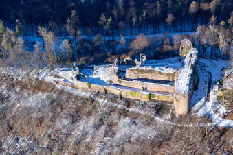 Schrägluftbild von Burgruine Neuscharfeneck aus Süden im Winter bei Schnee in Flemlingen im Bundesland Rheinland-Pfalz, Deutschland