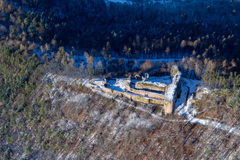 Burgruine Neuscharfeneck aus Süden im Winter bei Schnee in Flemlingen im Bundesland Rheinland-Pfalz, Deutschland von oben