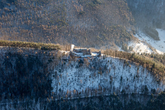 Burgruine Neuscharfeneck aus Norden im Winter bei Schnee in Flemlingen im Bundesland Rheinland-Pfalz, Deutschland