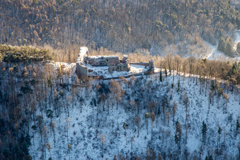 Luftbild von Burgruine Neuscharfeneck aus Norden im Winter bei Schnee in Flemlingen im Bundesland Rheinland-Pfalz, Deutschland