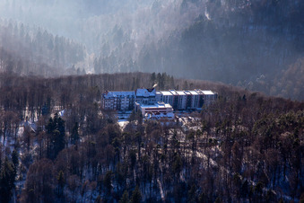 Fachklinik Eußerthal von Norden im Winter bei Schnee im Bundesland Rheinland-Pfalz, Deutschland
