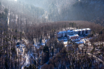 Luftbild von Fachklinik Eußerthal von Norden im Winter bei Schnee im Bundesland Rheinland-Pfalz, Deutschland