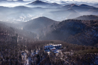 Luftaufnahme von Fachklinik Eußerthal von Norden im Winter bei Schnee im Bundesland Rheinland-Pfalz, Deutschland