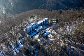 Fachklinik Eußerthal von Norden im Winter bei Schnee im Bundesland Rheinland-Pfalz, Deutschland von oben