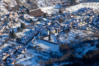 Kirche im Winter bei Schnee in Dernbach im Bundesland Rheinland-Pfalz, Deutschland