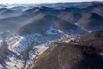 Eußerthal von Nordosten im Winter bei Schnee im Bundesland Rheinland-Pfalz, Deutschland