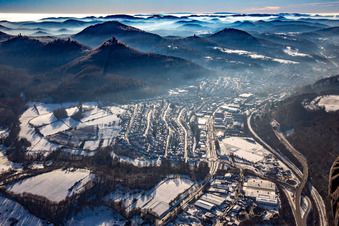 Queichtal mit Rehbergturm, Burg Trifels, Burgruinen Anebos und Scharfenberg aus Osten im Winter bei Schnee in Annweiler am Trifels im Bundesland Rheinland-Pfalz, Deutschland