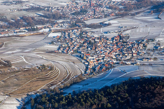 Luftaufnahme von Weinlage Keschdebusch aus Westen im Winter bei Schnee in Birkweiler im Bundesland Rheinland-Pfalz, Deutschland