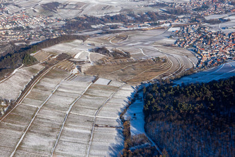 Schrägluftbild von Weinlage Keschdebusch aus Westen im Winter bei Schnee in Birkweiler im Bundesland Rheinland-Pfalz, Deutschland