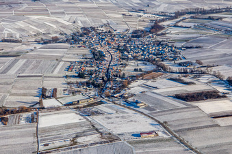 Göcklingen von Westen bei Schnee im Bundesland Rheinland-Pfalz, Deutschland