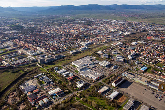 Bahnverlauf zwischen Stadt Landau und Queichheim in Landau in der Pfalz im Bundesland Rheinland-Pfalz, Deutschland