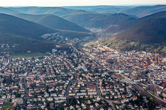 Neustadt an der Weinstraße von Südosten im Bundesland Rheinland-Pfalz, Deutschland