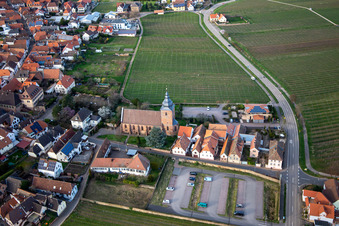 Das Weinhaus - Vinothek Meßmer, Ritterhof zur Rose an der Katholischen Pfarrkirche Maria Heimsuchung in Burrweiler im Bundesland Rheinland-Pfalz, Deutschland