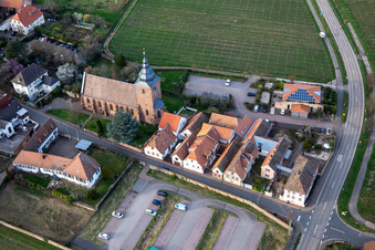 Luftbild von Das Weinhaus - Vinothek Meßmer, Ritterhof zur Rose an der Katholischen Pfarrkirche Maria Heimsuchung in Burrweiler im Bundesland Rheinland-Pfalz, Deutschland