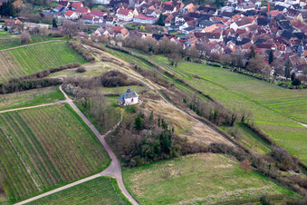 Luftbild von Naturschutzgebiet Kleine Kalmit im Frühling im Ortsteil Arzheim in Landau in der Pfalz im Bundesland Rheinland-Pfalz, Deutschland