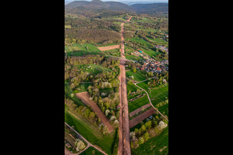 Luftaufnahme von Schneise durch den Pfälzerwald zur Neuerrichtung des Teilstücks der Trans-Europa-Naturgas-Pipeline (TENP-III von den Niederlanden in die Schweiz) auf 51 km Länge zwischen Mittelbrunn und Klingenmünster im Ortsteil Gossersweiler in Gossersweiler-Stein im Bundesland Rheinland-Pfalz, Deutschland