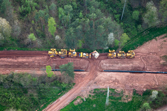 Schneise durch den Pfälzerwald zur Neuerrichtung des Teilstücks der Trans-Europa-Naturgas-Pipeline (TENP-III von den Niederlanden in die Schweiz) auf 51 km Länge zwischen Mittelbrunn und Klingenmünster in Schwanheim im Bundesland Rheinland-Pfalz, Deutschland aus der Luft