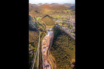 Schrägluftbild von Industriegebiet Neufeld in Wilgartswiesen im Bundesland Rheinland-Pfalz, Deutschland