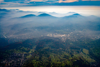 Abenddunst überm Odenwald in Gaggenau im Bundesland Baden-Württemberg, Deutschland