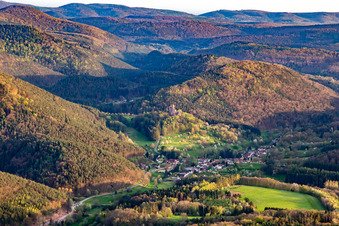 Burg Berwartstein von Norden in Erlenbach bei Dahn im Bundesland Rheinland-Pfalz, Deutschland