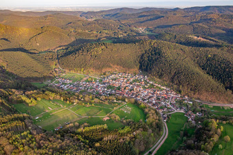 Schrägluftbild von Vorderweidenthal von Nordwesten im Bundesland Rheinland-Pfalz, Deutschland