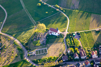 Friedhof und St. Dionysius Kapelle im Abendlicht im Ortsteil Gleiszellen in Gleiszellen-Gleishorbach im Bundesland Rheinland-Pfalz, Deutschland