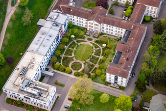 Luftbild von Pfalzklinikum für Psychiatrie und Neurologie "Landeck" mit Abteilung für Allgemeinpsychiatrie und Abhängigkeitserkrankungen – Klinik für Psychiatrie, Psychosomatik und Psychotherapie, Klinik für Forensische Psychiatrie, Klinik für Gerontopsychiatrie, Psychosomatik, und Psychotherapie, Klinik für Neurologie, Klinik für Psychiatrie, Psychosomatik und Psychotherapie, Klinik für Kinder- und Jugendpsychiatrie, Psychosomatik und Psychotherapie sowie Institutsambulanz, Psychiatrische Institutsambulanzen – Klinik für Psychiatrie, Psychosomatik und Psychotherapie in Klingenmünster im Bundesland Rheinland-Pfalz, Deutschland